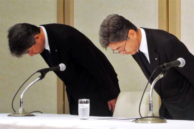 Phó chủ tịch của tập đoàn thép Kobe - Naoto Umehara (phải) cúi đầu trong buổi họp báo tại Tokyo